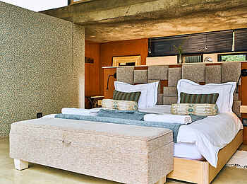 Otjimbondona Kalahari Lodge: Ein gemütliches Doppelbett in der Giraffe Villa