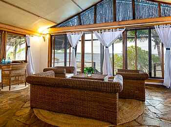 Pole Pole Bungalows: Wohnbereich des Luxury Bungalows