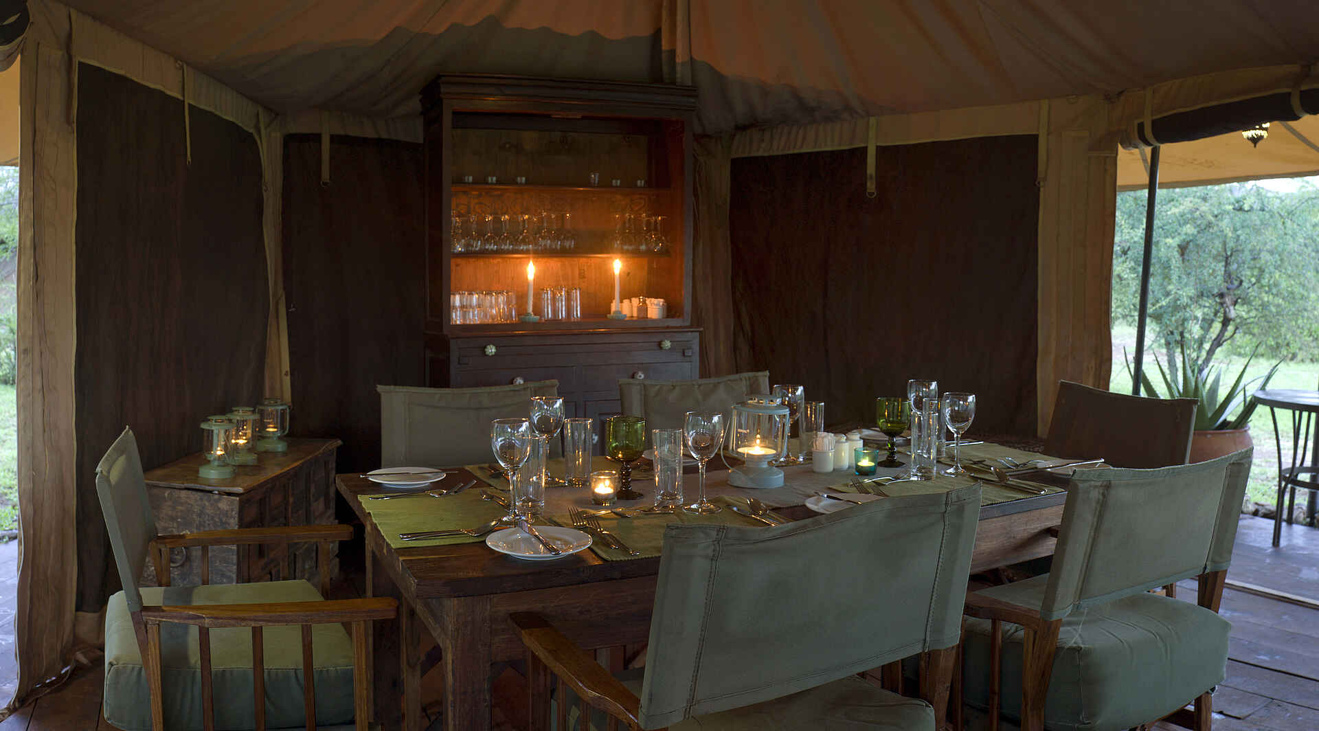 Ronjo Camp: Dinnertafel Ronjo Camp, Serengeti, Tanganyika Expeditions, Dinner, Esstisch, Speisezelt, Afrikarma, Afrikarma Safaris, Afrikarma Safaris - Wildnis. Hautnah., Afrikarma.de