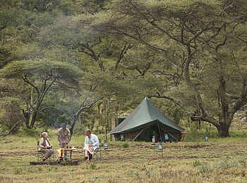 Wayo Nabi Green Camp: Frühstück vor einem Gästezelt Wayo Nabi Green Camp: Frühstück vor einem Gästezelt
