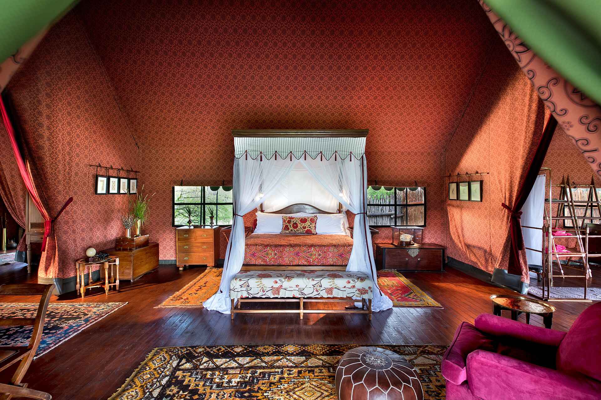 Jack's Camp: Gästezelt mit Vorhängen und Teppichen Baobab, Hauptzelt, Jack's Camp, Kalahari, Kubu Island, Makgadikgadi, Ntwetwe Pan, Doppelbett, Gästezelte, King Size Bed, Teppiche, Vorhänge, Afrikarma, Afrikarma Safaris, Afrikarma Safaris - Wildnis. Hautnah., Afrikarma.de, Natural Selection