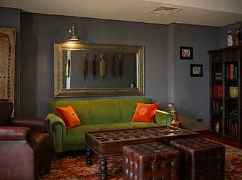 Latitude 0: Ruhige Lounge The Den Latitude 0: Ruhige Lounge The Den