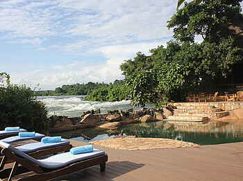 Lemala Wildwaters Lodge: Pool mit Sonnendeck Lemala Wildwaters Lodge: Pool mit Sonnendeck