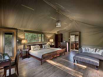 Linyanti Bush Camp: Doppelbett und Sofa Linyanti Bush Camp: Doppelbett und Sofa