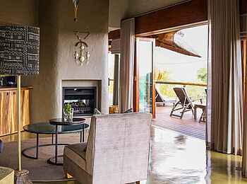 Madikwe Hills Private Game Lodge: Lounge mit Kamin einer Suite