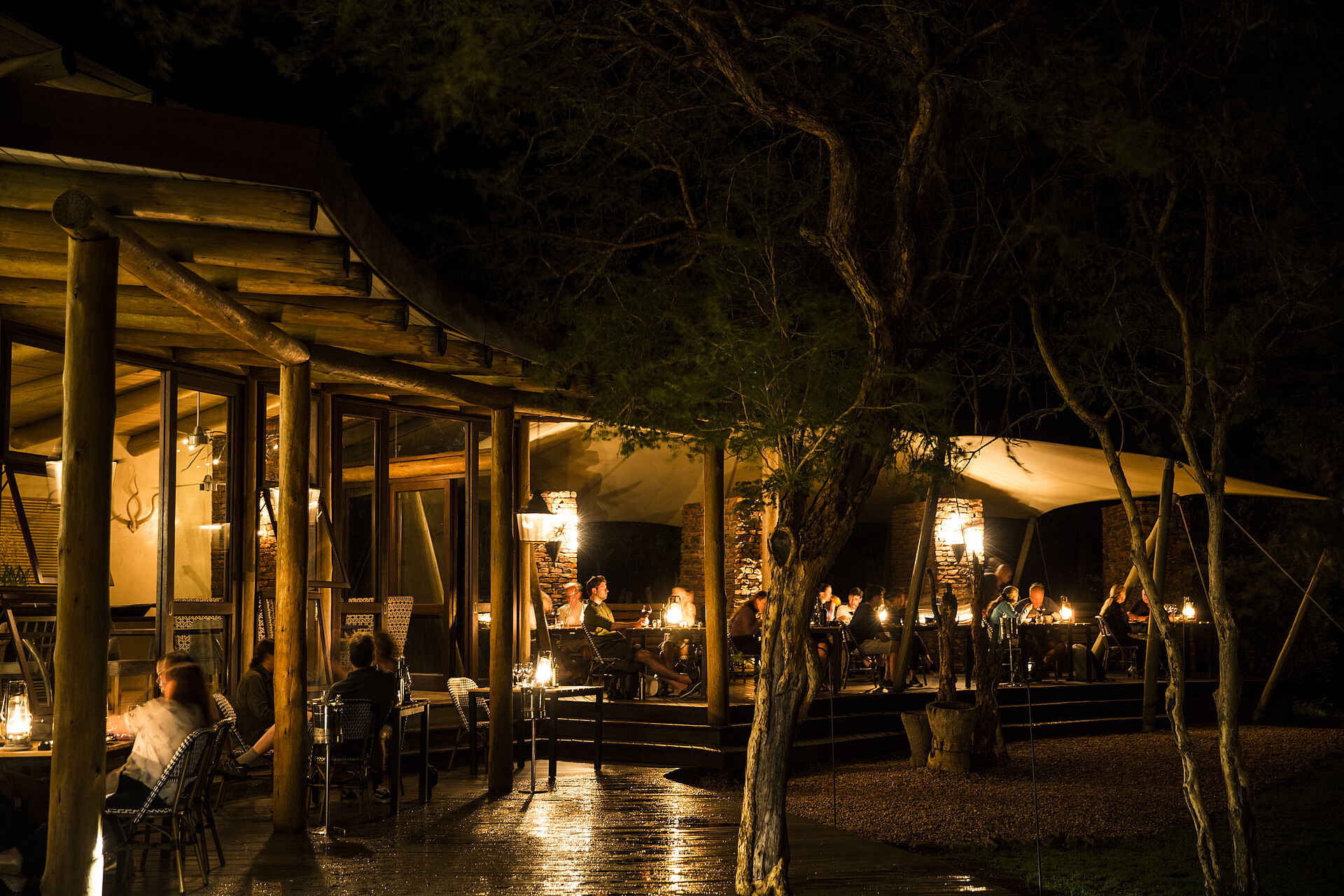 Marakele Nationalpark, marataba, Safari Lodge, Südafrika, Dinner, Garten, Afrikarma, Afrikarma Safaris, Afrikarma Safaris - Wildnis. Hautnah., afrikarma.de