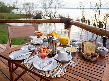 Ruzizi Tented Lodge: Frühstück auf der Terrasse am See