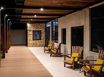 Chobe River Lodge: Vor den Gästezimmern