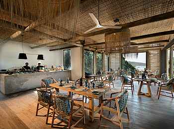 GweGwe Beach Lodge: Restaurant mit Live-Cooking