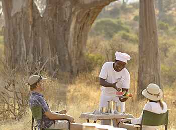 Ikuka Safari Camp: Mahlzeiten werden im Busch serviert