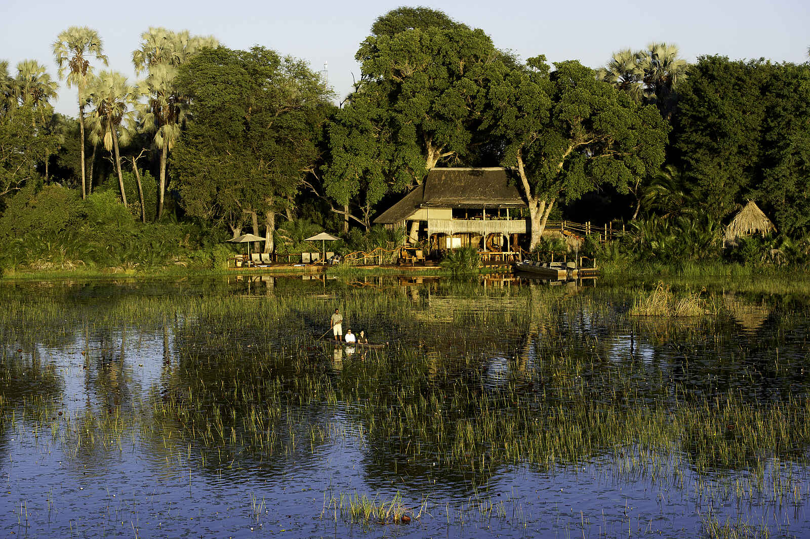 Jacana Camp: Blick vom Wasser aufs Camp Jacana Camp: Blick vom Wasser aufs Camp