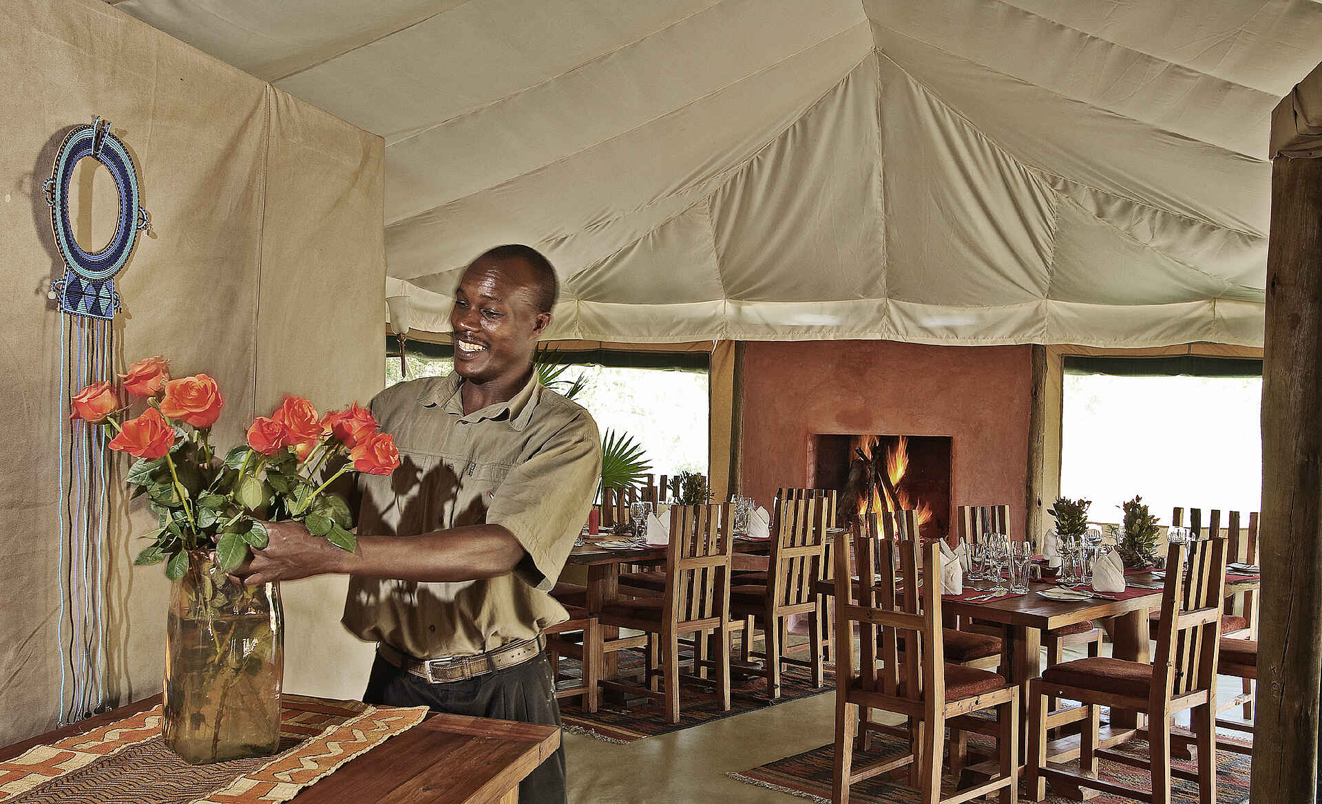 Kenia, Kicheche Camps, Kicheche Laikipia Camp, Laikipia-Plateau, Ol Pejeta Conservancy, Gedeckter Tisch, Kamin, Stühle, Tische, Afrikarma, Afrikarma Safaris, Afrikarma Safaris – Wildnis. Hautnah., afrikarma.de