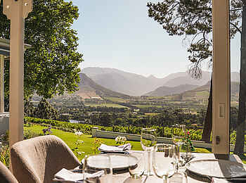 La Petite Ferme Boutique Hotel: Esstisch mit Aussicht
