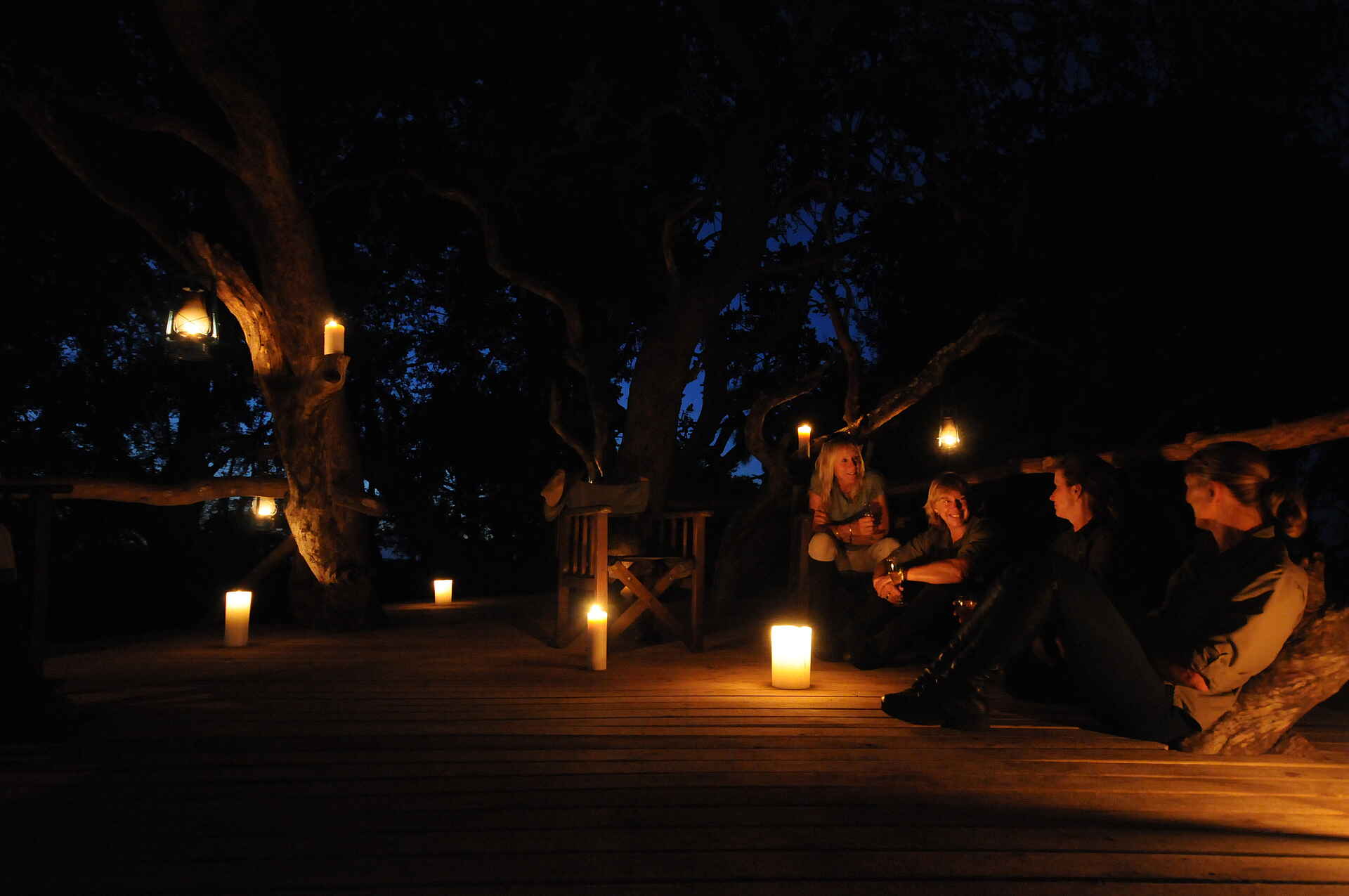 Africa, African Horseback Safaris, Afrika, Afrikanische Wildhunde, afrikarma, Binnendelta, Birding, Boma, Bootsfahrten, Botsuana, Botswana, Braunkehlreiher, Buchen, Buchung, ecological monitoring, Eco-Safari, Einbaum-Boote, environmental monitoring, Fischadler, Flusspferde, Horseback Riding, Information, Informationen, Flusspferd, Krokodil, Nilkrokodil, Nilpferd, Macatoo Camp, Afrikanischer Wildhund, Breitmaulnashorn, Mokoros, Nashorn, Pool, Reiten, Reit-Safari, Swimmingpool, Nachhaltigkeit, Nachtpirschfahrten, Okavango, Okavango Delta, Okavango Panhandle, Okavango River, Okavangobecken, Okavangodelta, Ökologisch, Pferde, Pirschfahrten, Ranwanalenaus, Reise, Reiseveranstalter, Reitsafari, Safari, Umweltüberwachungen, Urlaub, Vogelbeobachtungen, Vollpension, Wasserböcke, www.afrikarma.de, Ngamiland East, Big Five, Büffel, Elefant, Leopard, Löwe, Spitzmaulnashorn, Baumhaus, Baumkrone, central facilities, Hauptbereich, Holzplateau, Holzterrasse, main area, main building, Zentrale Einrichtungen, abend, nacht