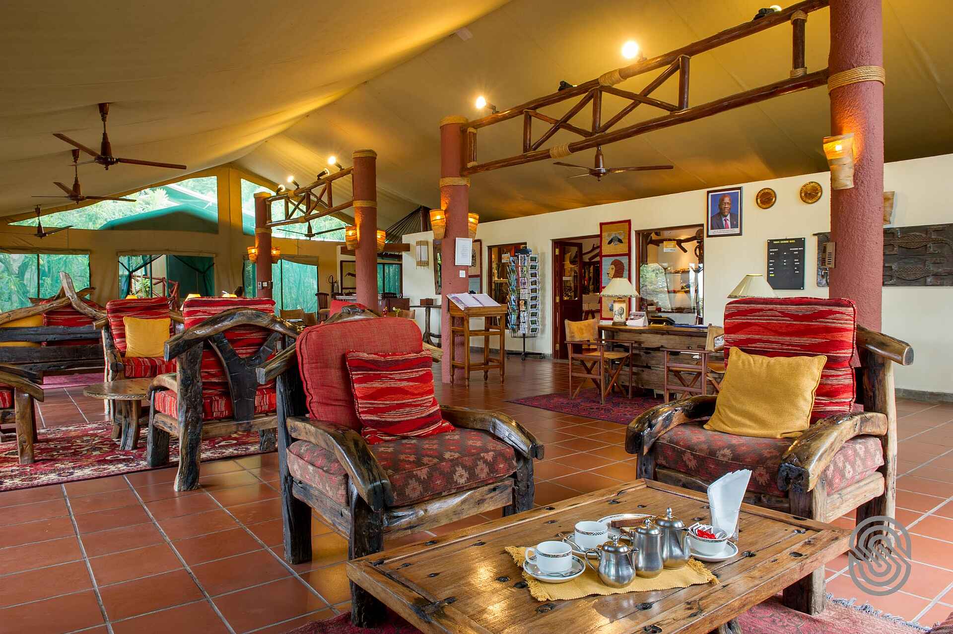 Mbuzi Mawe Serena Camp: Lounge mit Sitzgruppen Mbuzi Mawe Serena Camp, Serena Hotels, Serengeti, Lounge, Sessel, afrikarma, afrikarma Safaris, afrikarma Safaris - Wildnis. Hautnah., afrikarma.de