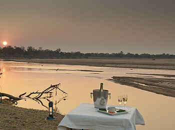 Nsefu Camp: Sekt am Flussufer