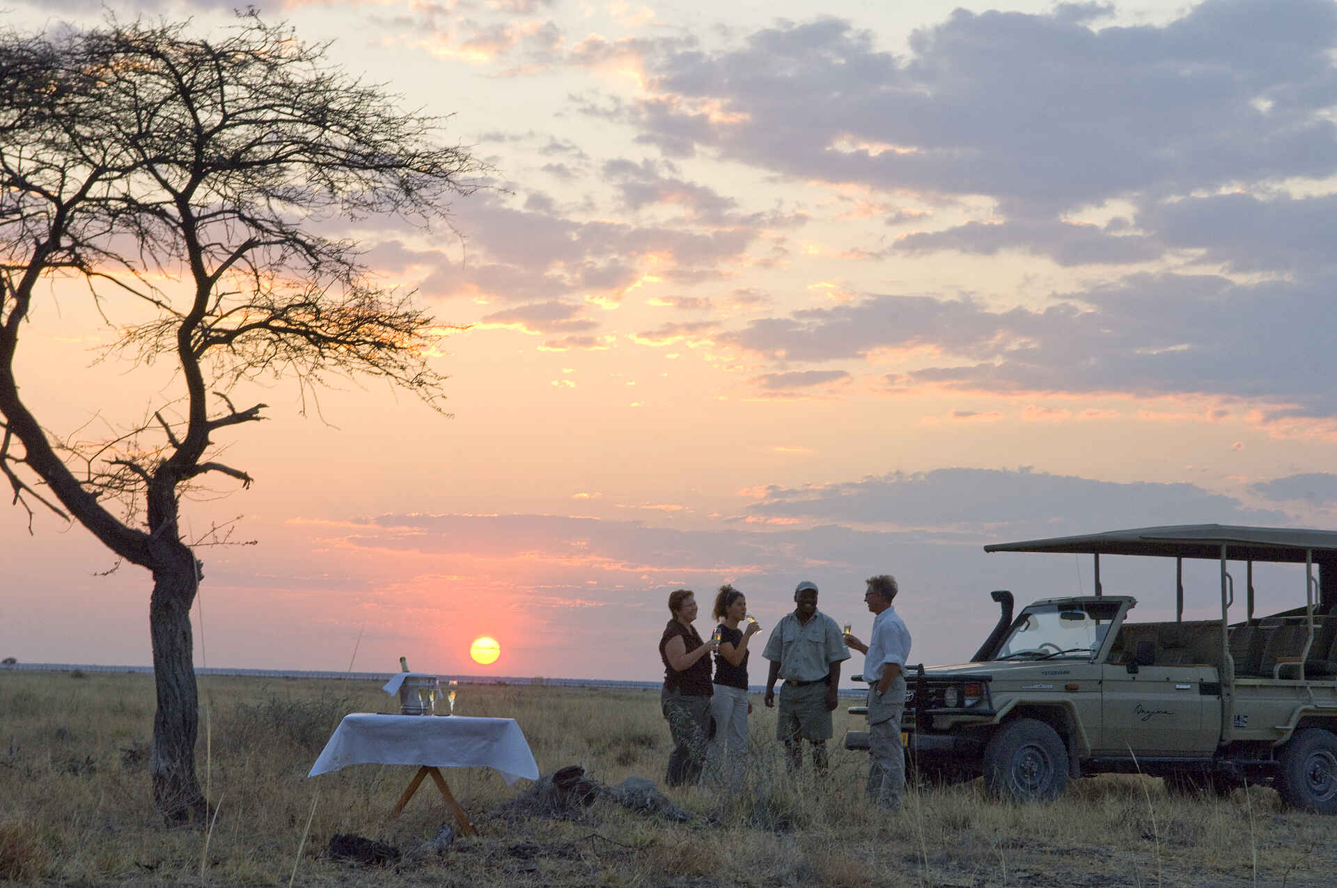 Onguma The Fort: Pirschfahrt in den Sonnenuntergang africa, afrika, etosha, etosha national park, etosha nationalpark, etosha pan, etosha pfanne, etosha-pfanne, fort, namibia, nordnamibia, nord-zentralnamiboa, northcentral namibia, northern namibia, Onguma, onguma reservat, onguma reserve, onguma the fort, onguma-reservat, privatreservat, reise, reisen, safari, southern africa, südliches afrika, the fort, urlaub, aktivitäten, drink, personal, pirschfahrt, service, sonne, sonnenuntergang, staff, sundowner, aktivitäten, südliches afrika