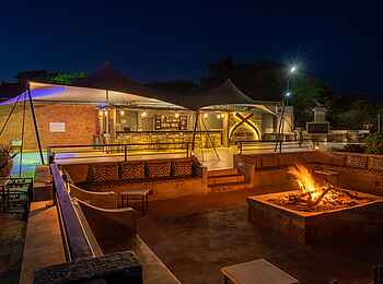 Salt of Akagera Lodge: Feuerstelle an der Poolbar