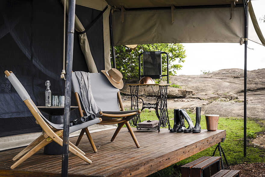 Sanctuary Kichakani Serengeti Camp: Sessel vor einem Zelt Sanctuary Kichakani Serengeti Camp: Sessel vor einem Zelt