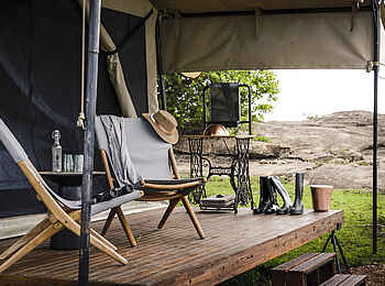 Sanctuary Kichakani Serengeti Camp: Sessel vor einem Zelt Sanctuary Kichakani Serengeti Camp: Sessel vor einem Zelt