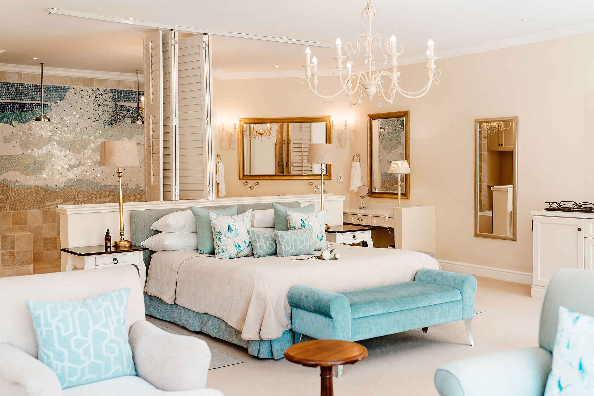 The Last Word Constantia Boutique Hotel: Eine Suite mit Sitzecke