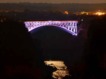 Victoria Falls Hotel: Victoria Falls Bridge bei Nacht