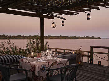 Victoria Falls River Lodge: Dinner auf der Terrasse