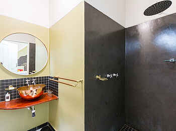 528 Victoria Falls Guesthouse: Das Badezimmer eines Deluxe Zimmers