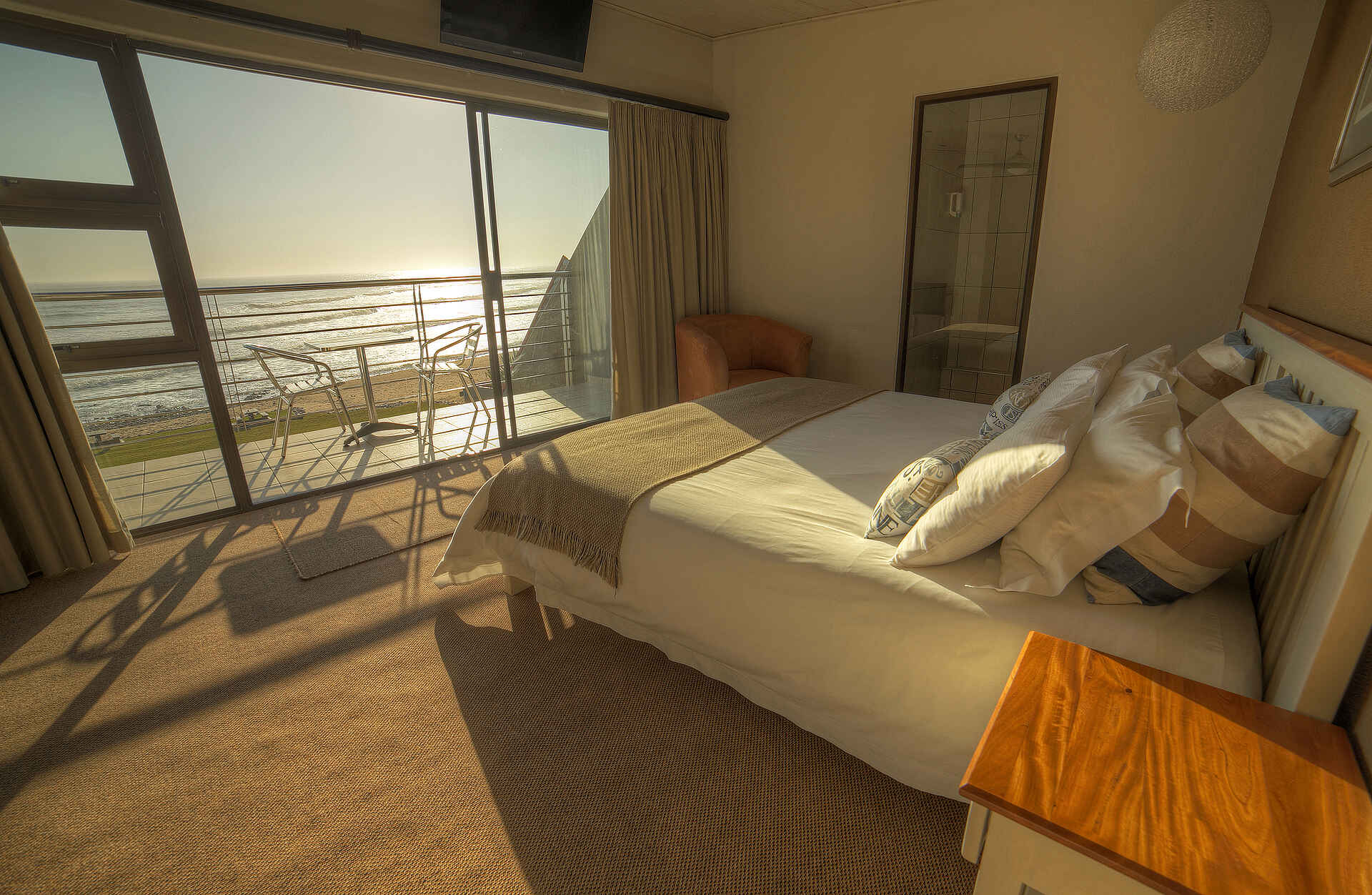 Beach Lodge Swakopmund: Doppelbett mit Blick