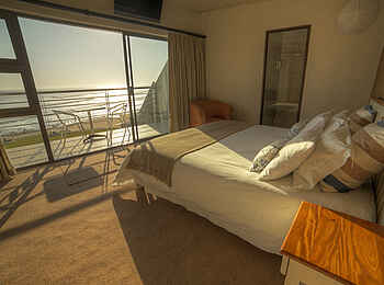 Beach Lodge Swakopmund: Doppelbett mit Blick