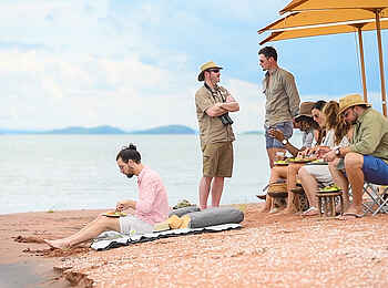 Bumi Hills Safari Lodge: Am See-Strand Bumi Hills Safari Lodge: Am See-Strand