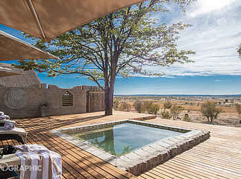 Deka Camp: Pool mit Liegestühlen Deka Camp: Pool mit Liegestühlen