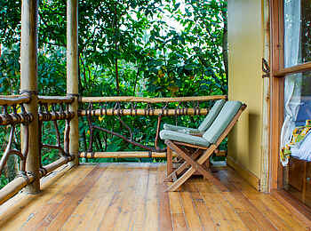 Ichumbi Gorilla Lodge: Klappstühle auf der Veranda