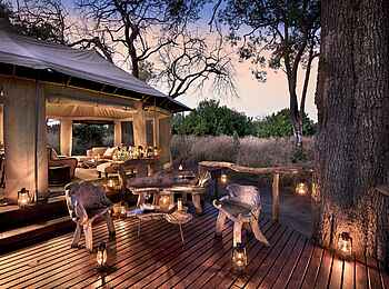 Linyanti Ebony: Deck vor dem Camp Linyanti Ebony: Deck vor dem Camp