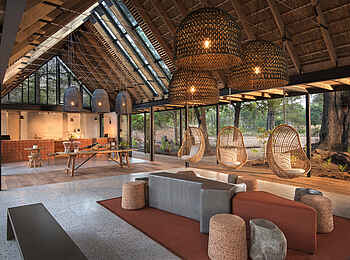 Lion Sands River Lodge: Korbstühle zum Entspannen