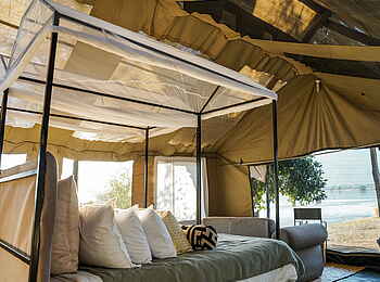 Little Vundu Camp: Doppelbett mit Moskitonetz Little Vundu Camp: Doppelbett mit Moskitonetz