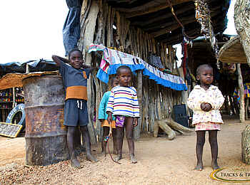 Ozondjou Trails: Kinder blicken in die Kamera