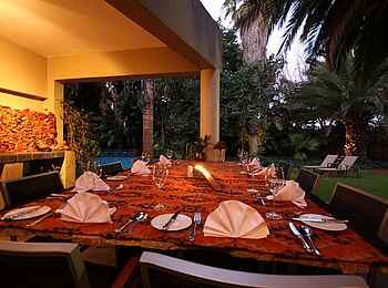 African Rock Hotels: Abendessen im Garten