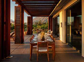 Delaire Graff Estate: Gedeckte Tafel auf der Terrasse der Villa Delaire Graff Estate: Gedeckte Tafel auf der Terrasse der Villa