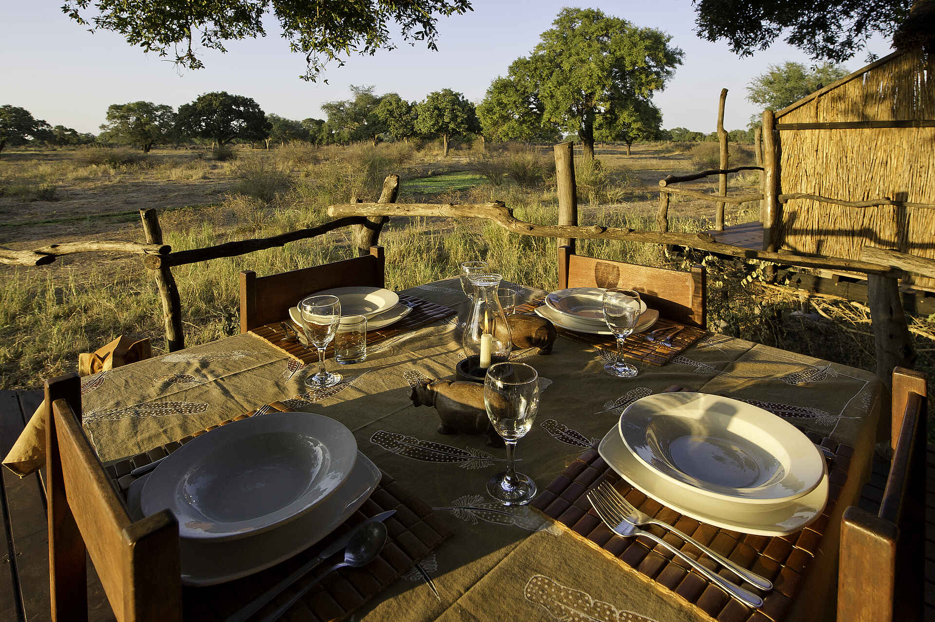 Flatdogs Camp, Luangwa-Tal, South Luangwa National Park, Abendessen, Deck, Dinner, Tree House, Afrikarma, Afrikarma Safaris, Afrikarma.de