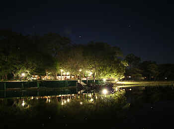 Island Safari Lodge: Lodge bei Nacht Island Safari Lodge: Lodge bei Nacht