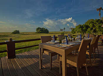 Katuma Bush Lodge: Die private Terrasse der Sable Suite mit gedecktem Tisch