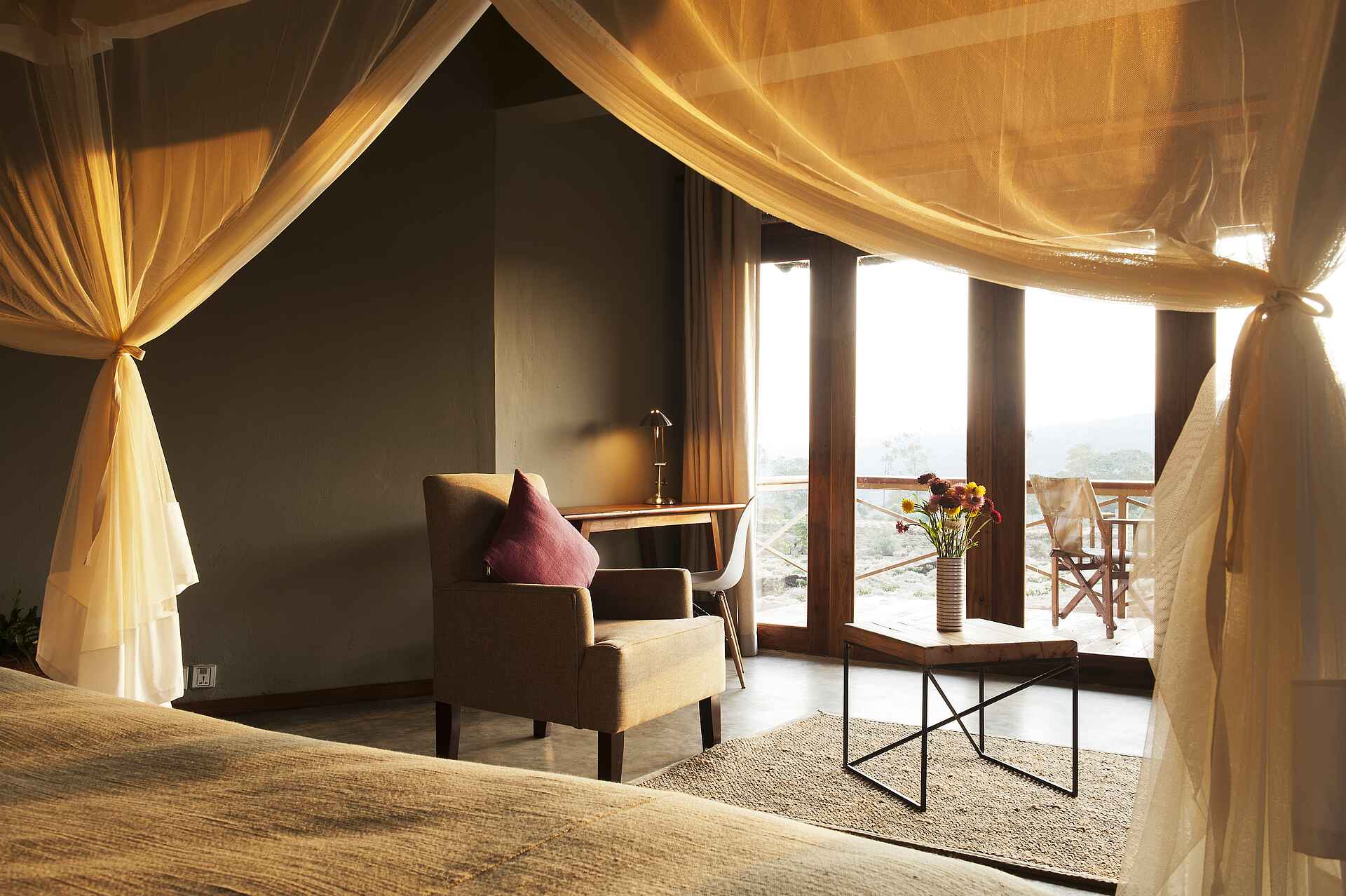 Kitela Lodge: Eindruck vom Gästezimmer karatu, kitela lodge, ngorongoro conservation area, tanganyika wilderness camps, eindruck, gästezimmer, sofa, afrikarma, afrikarma safaris, afrikarma safaris - wildnis. hautnah., afrikarma.de