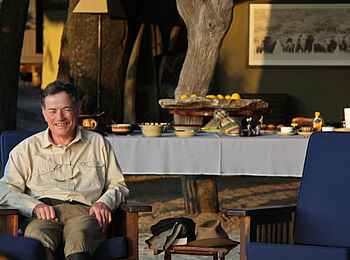 Kujwana Camp: Fröhlicher Gast vor Buffet