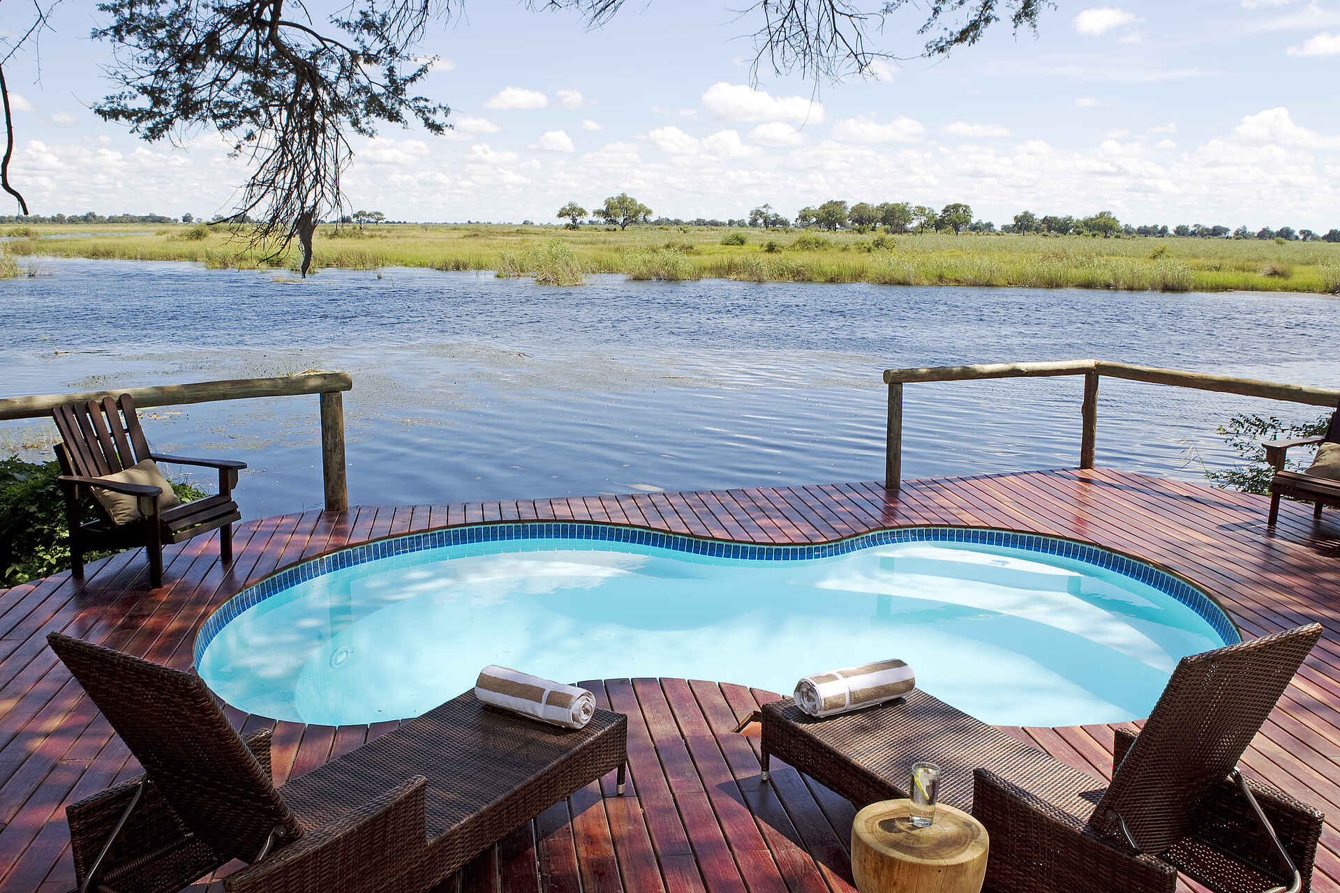 Lagoon Camp: Blick über den Pool auf die Lagune