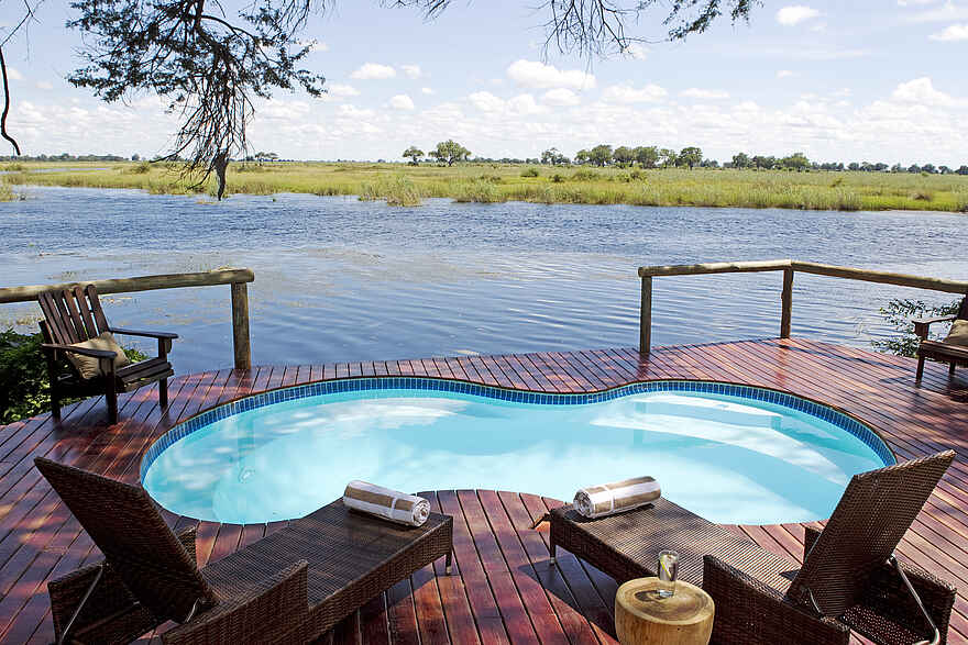 Lagoon Camp: Blick über den Pool auf die Lagune Lagoon Camp: Blick über den Pool auf die Lagune