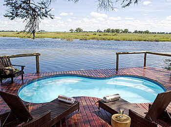 Lagoon Camp: Blick über den Pool auf die Lagune Lagoon Camp: Blick über den Pool auf die Lagune