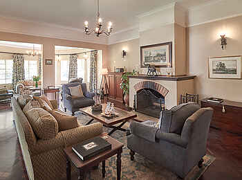 Legendary Lodge: Lounge mit Kamin