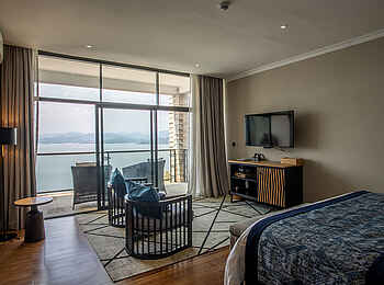 Lux Lake Kivu Hotel: Junior Suite Wohnbereich mit Blick zur Terrasse