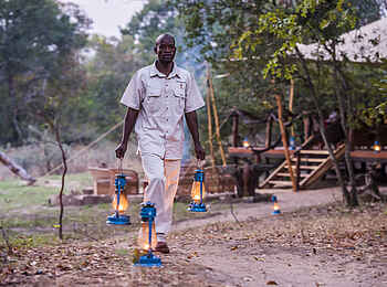 Mukambi Fig Tree Bush Camp: Abends werden Öllampen aufgestellt